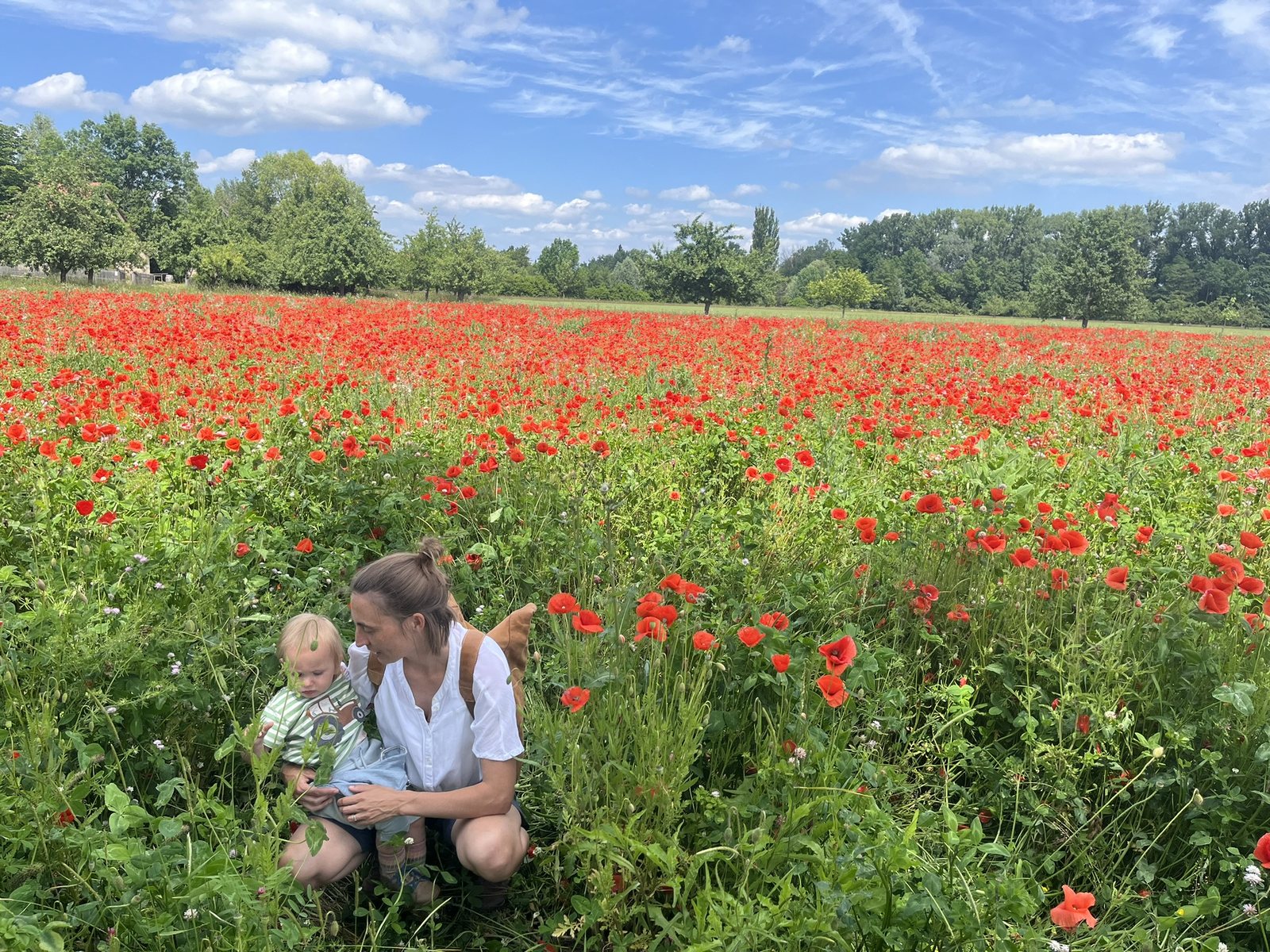 Mutter mit Kind im Mohnfeld
