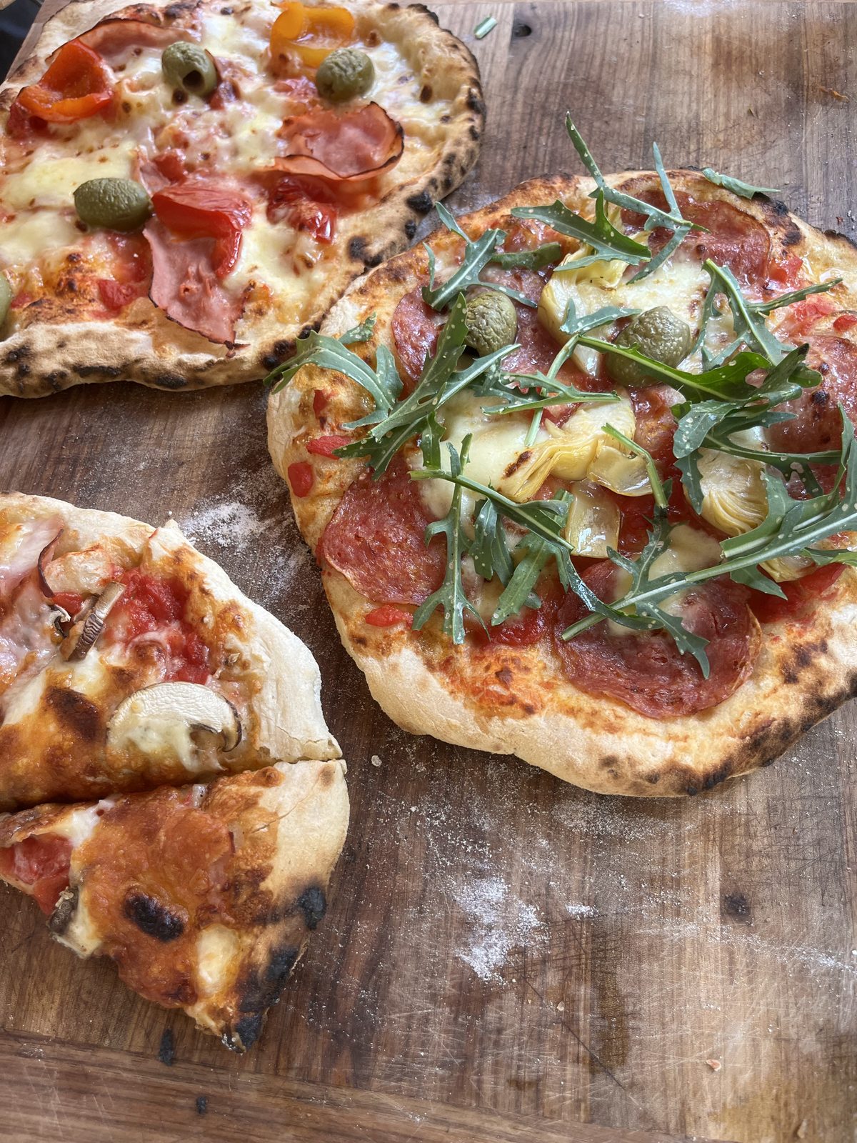 Frisch gebackene Pizza aus dem neuen Holzofen in Prühl
